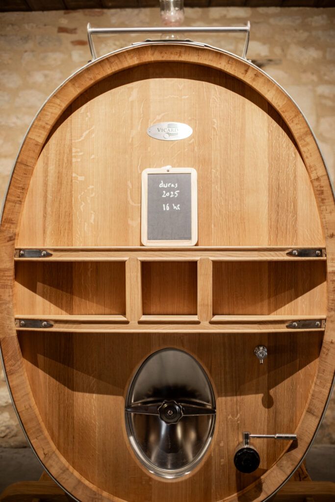 Une barrique dans le chai du clos Mazétou - Tarn