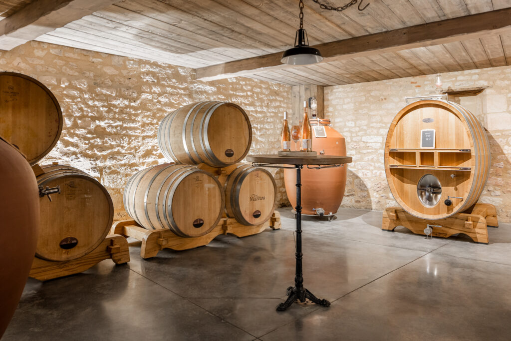 Rangée de barriques de chêne - Chai du clos mazetou