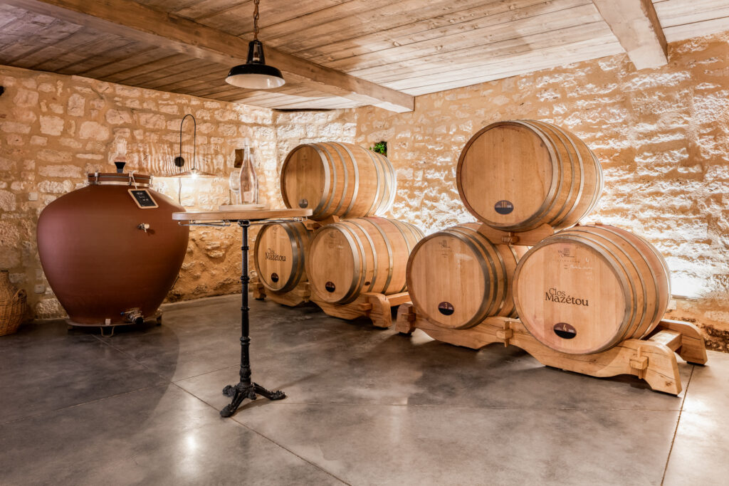 Rangée de barriques de chêne alignées dans le chai
